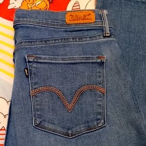 NWOT,Levi's,Medium Rise,Faded Blue Jeans with Rear Pocket Embellishment 💙